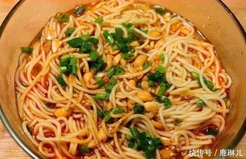 面条|煮面条时,开水下锅是大忌,大厨教你“秘诀”,面条劲道不结坨!