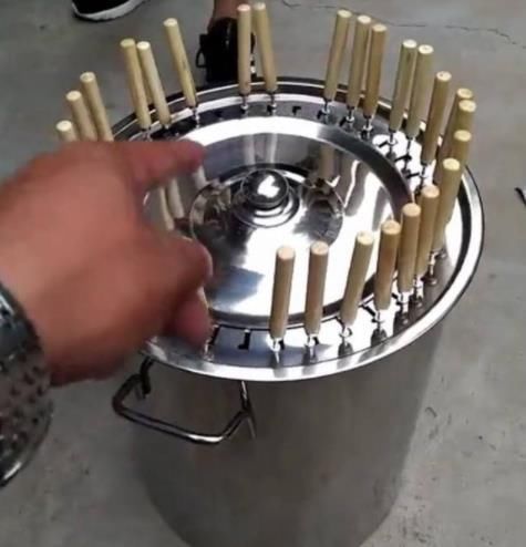 路边|60岁大爷路边卖“另类小吃”1根5到15元,1锅40根,1天能卖20锅