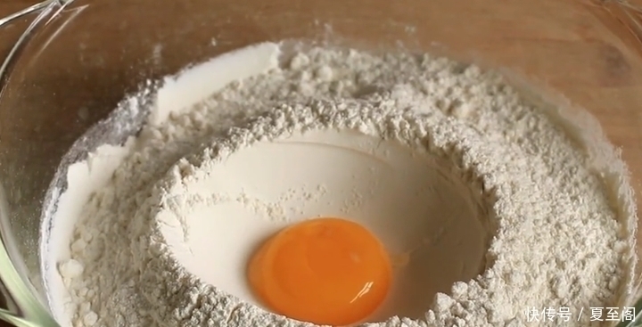 勺子|1碗面粉1个鸡蛋，教你早餐新做法，手没碰面就做好，比油条还好吃
