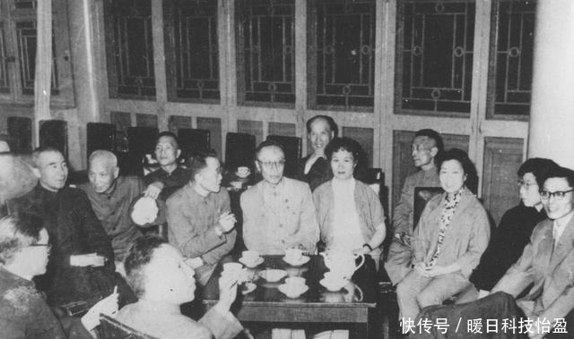  骨灰|溥仪最后一任妻子李淑贤：直言溥仪离不开她，图9抱着溥仪的骨灰