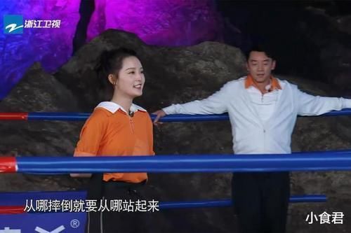 扯破|Baby撕名牌衣服被扯破,郑恺瞬间看呆,4个字说出广大网友的心声