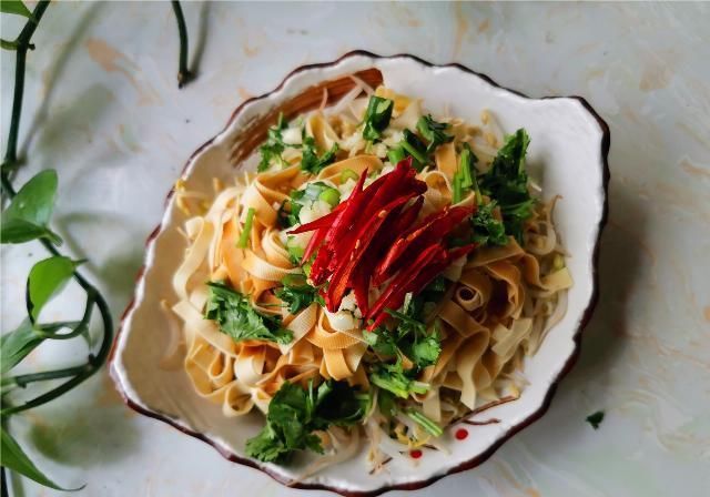 辣椒|东北人超爱吃的干豆腐做法,下酒下饭都不错,适合夏季吃