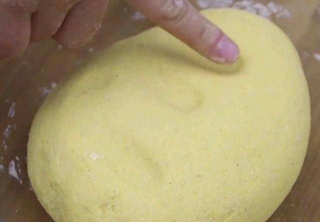 煮熟|做玉米粉最好的方法是把它煮熟,用大手擀,十分钟后煮熟。你吃得越多,越香