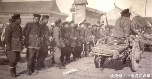 和慈禧|老照片：光绪和慈禧回宫时的场景，官员百姓下跪相迎，排场很大