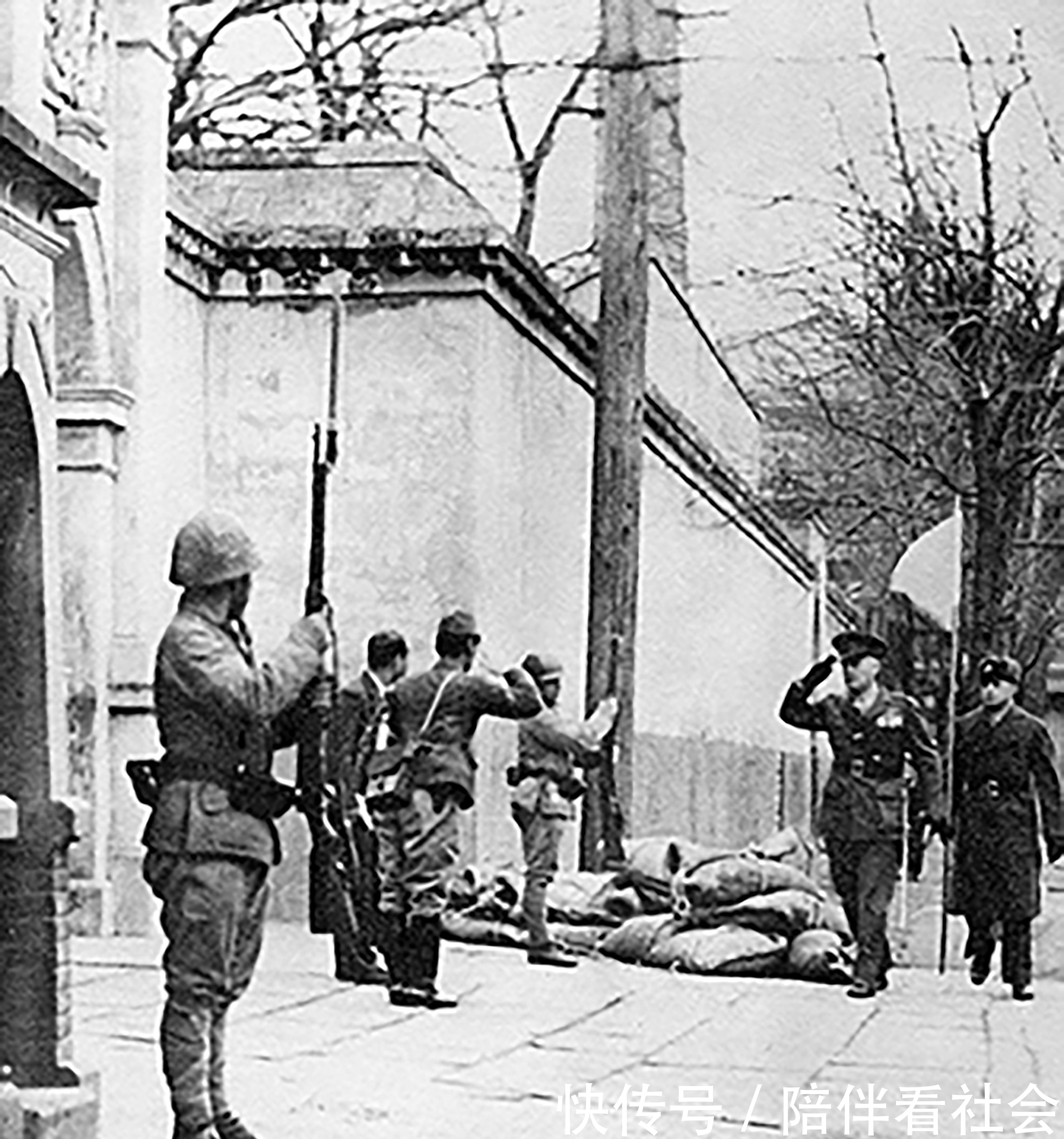 参观|历史罕见照：躺棺材中的墨索里尼，参观女子学院的希特勒，坦克上煎蛋的德军