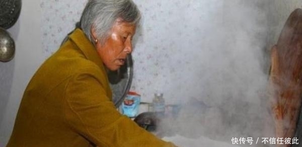 老奶奶|老奶奶卖“烂包子”,1元1个,路人都说“坑”回头客:你们不识货