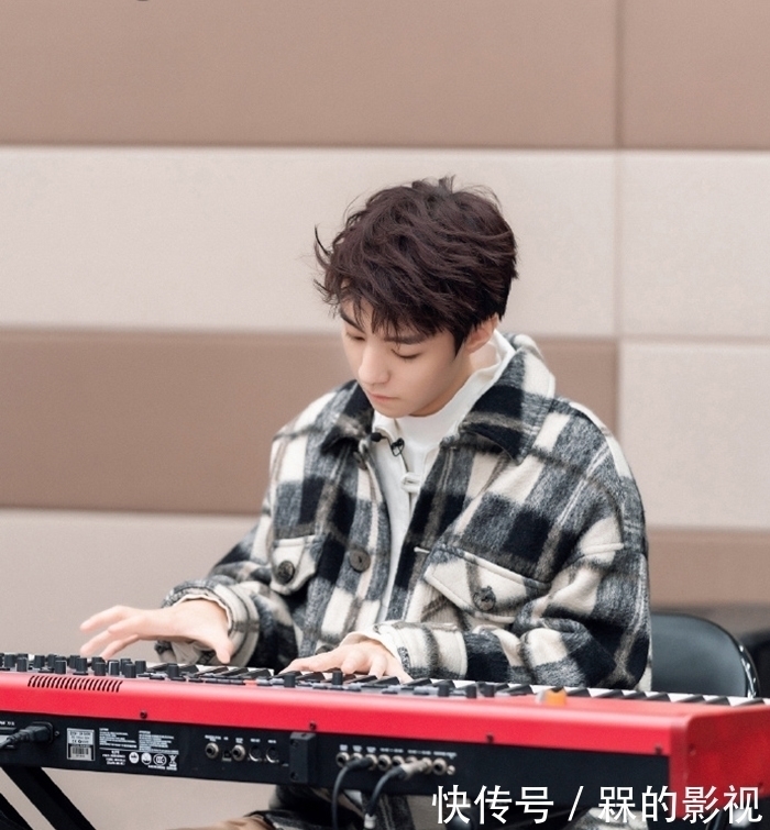 团宠|表演系不怕表演,王俊凯示范壁咚,成新乐队团宠