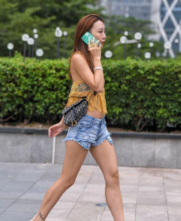  时尚|搭配吊带上衣和破洞牛仔裤，走在大街上轻松释放出独特的美。