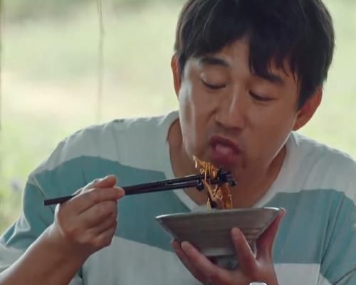 翻车|黄磊做饭成“翻车现场”,绿色的小葱直接炸成黑色,这谁吃得下去