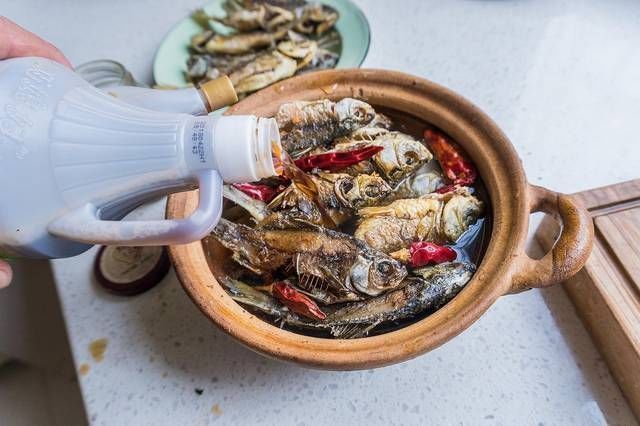 小鲫鱼|鲫鱼无刺如何做得到放一点它,从头吃到尾连渣都不剩