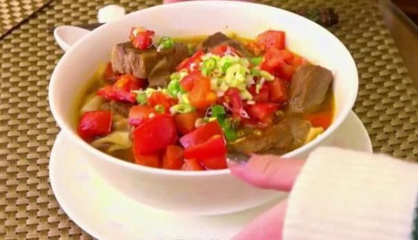 mini|大胃王mini放“大招”,吃1万一碗的牛肉面,粉丝要破产了