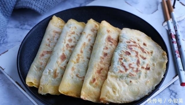 早餐|1把韭菜5个鸡蛋，教你懒人早餐，不和面不揉面，出锅孩子连吃3个