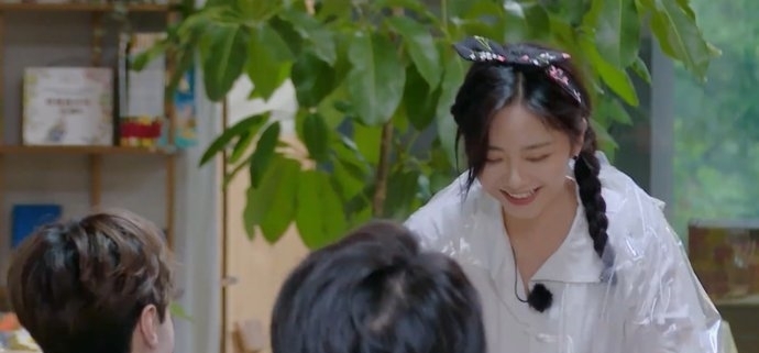  剧情|谭松韵冒雨重返节目组，谁注意张新成下意识反应？怕是偶像剧情