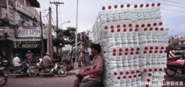 上托|实拍:越南人的“万能”摩托车,什么都能往上托,让人惊掉下巴!