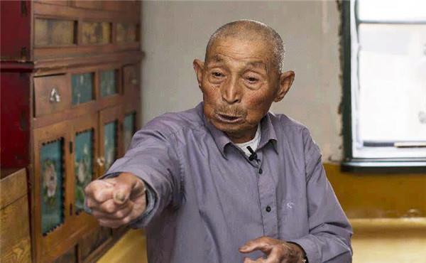腰缠|腰缠80斤炸药炸碉堡,功成名就后回家种地,现已106岁,身体硬朗