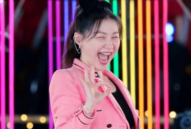  学员|青你2学员出席晚会，虞书欣坐C位，喻言躲王承渲背后“哭泣”