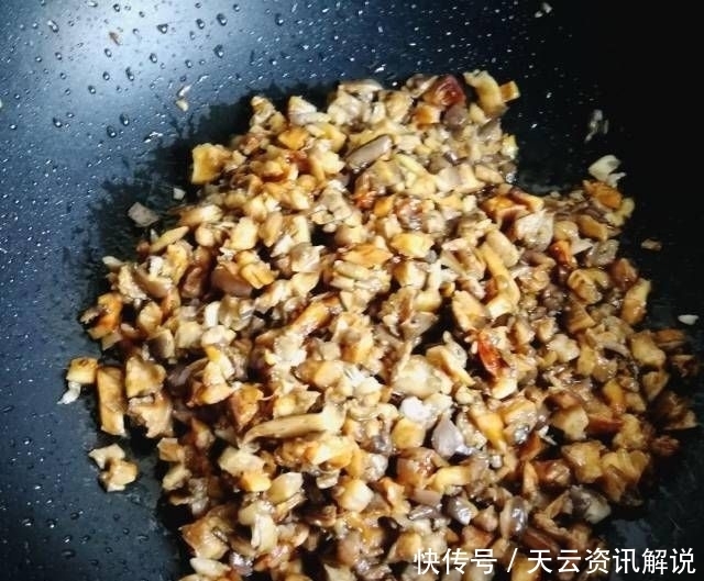 饺子|韭菜猪肉饺蘑菇,又咸又好吃,香又不腻,一口都吃不完
