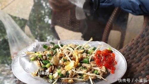  排到|藏身拐角巷弄，一家小破店，只卖两种吃的，排队都排到大街上去了