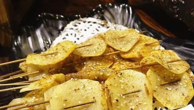 忘掉的美食就|烧烤中容易被忘掉的4种美食,图一误以为不划算,图四老板偷偷吃