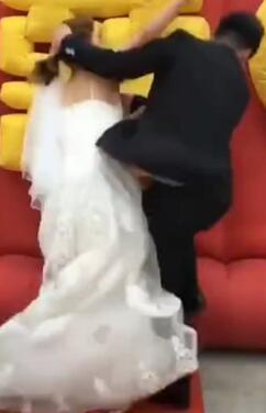 新娘|新郎新娘结婚喜宴上动手，新娘被打倒在地，大家顿时不能淡定了