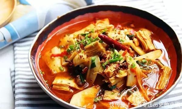  咖喱鸡|精选美食：咖喱鸡块、水煮肉片、青笋炒木耳、水煮杏鲍菇的做法