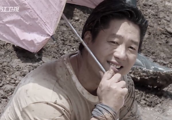  泥水|《奔跑吧》最不怕脏的嘉宾，玩游戏全程趴在泥水里，比郑恺还狠