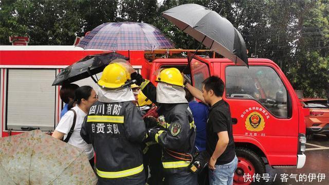  受伤|消防队员雨中救援受伤老人，群众撑伞为老人遮雨