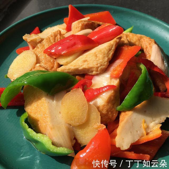 炒鱼|青红椒炒鱼豆腐，简单快手家常菜