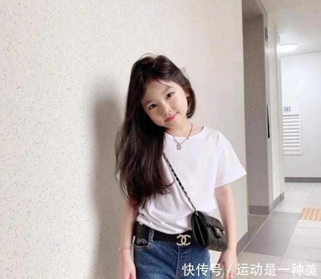 女人|女人的精致感要从小抓起!学8岁时尚博主穿搭,韩式风简约显气质