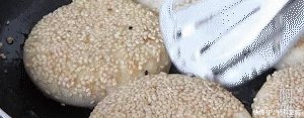 早餐|早餐芝麻饼烧饼,不抹油酥,不用烤箱,2个小技巧,香酥掉渣!