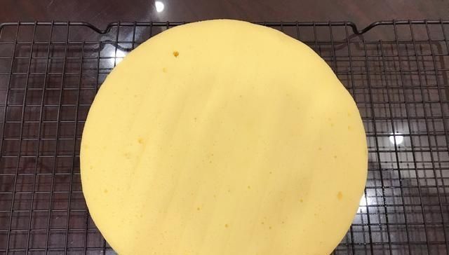 蛋清|做电饭锅蛋糕,不需要加酵母,一样可以做出鲜香、软嫩的蛋糕