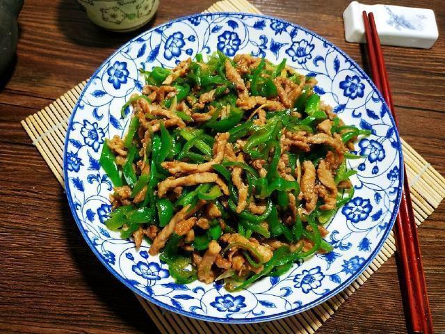 青椒|青椒炒肉丝要不要加水？原来饭店大厨都是这样炒的，真长见识了！