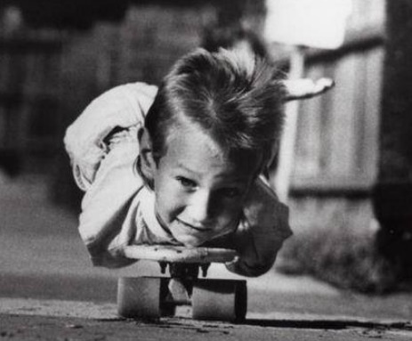 出生|国外男子一出生就吓吐了父亲,现在却能影响整个社会