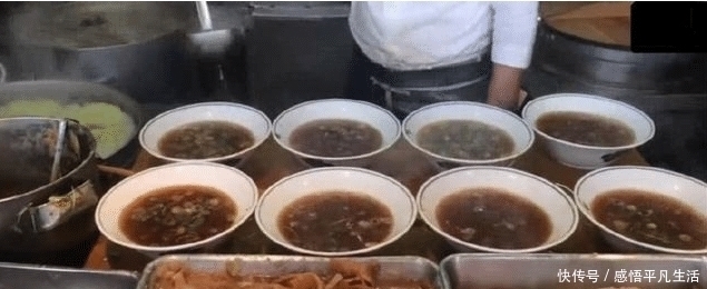 顾客|大哥卖面1碗10元仅有1口面,天天排10米长队,顾客我是冲肉来的