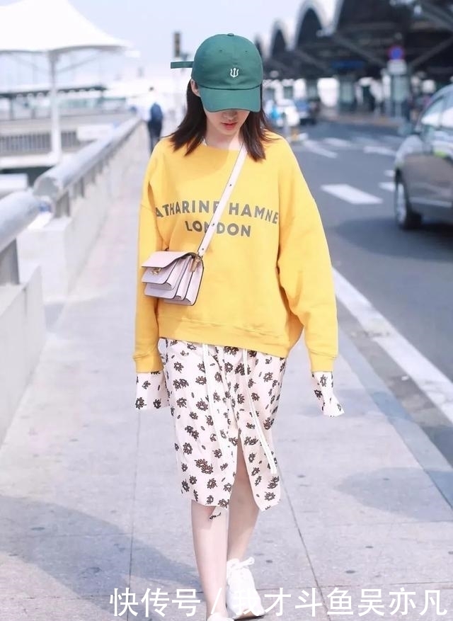 卫衣|卫衣+半裙=早秋最火混搭套路,时髦炸了