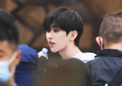 笑出眼泪|黄旭熙被爆录制《跑男》,想打蔡徐坤被拍看到图片笑出眼泪