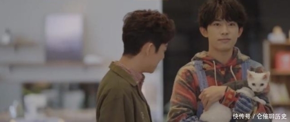  老师|四字弟弟跟何老师约定要穿背带裤，却不告诉他要束腰带，结果上身差距明显