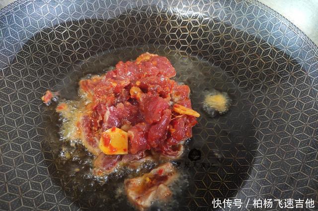 下饭|秋天,遇到此菜别错过,2块钱一斤,营养美味,炒肉吃很下饭