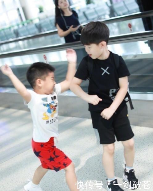  机场|小鱼儿和安吉在机场打架！鱼儿挥拳打安吉，最后被揪住耳朵教训