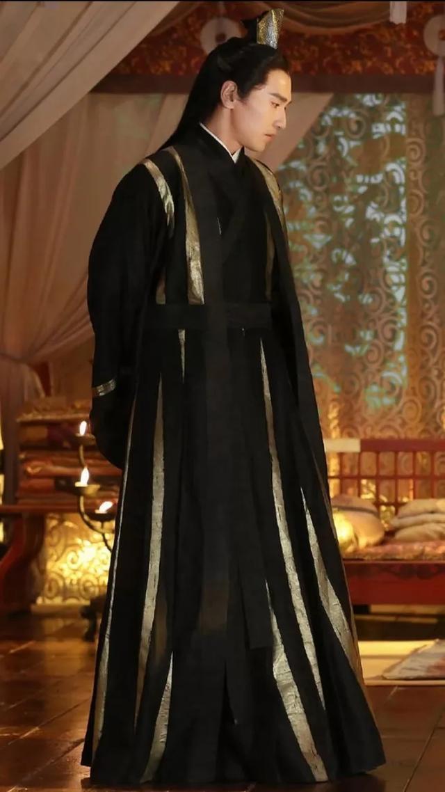 细节|找不同,一身玄衣的夜华每件服饰都有不同的小细节,你发现了吗