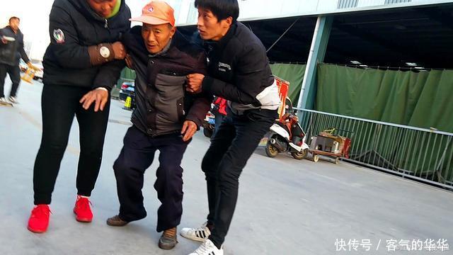 摄像头|老人骑电动车摔倒，如果没有摄像头，这名女子该怎么办？