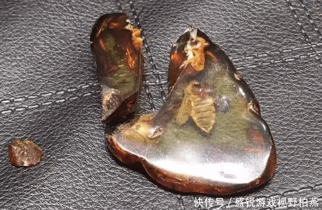  男子|两男子买 30 万元虫珀，却被自己掰碎了！当场晕倒！