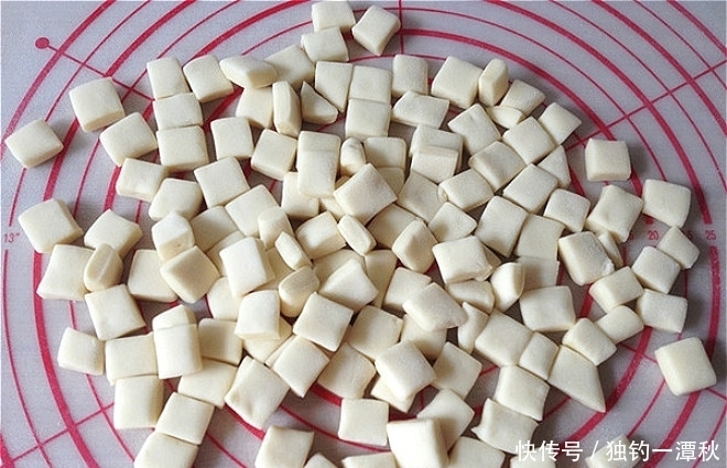 奶香|教你做奶香小馒头,不加一滴油和水,一个平底锅就搞定