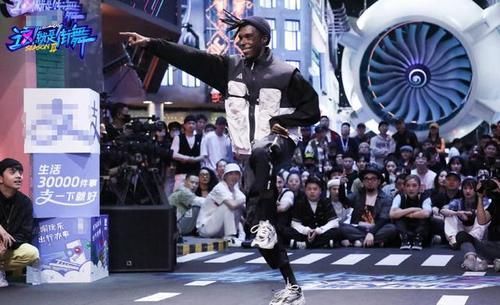  小鸡|街舞王一博队“内讧”，小鸡“绑架”布布逃跑失败，塑装英语太逗