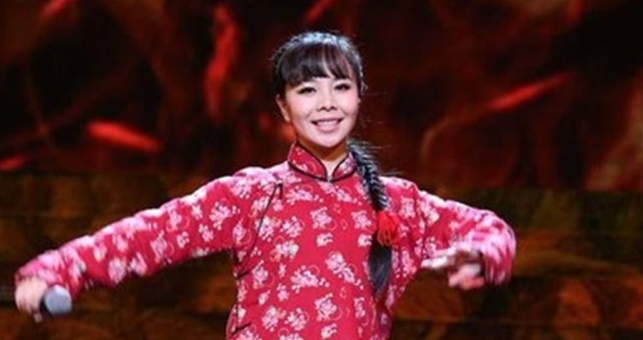 大道|凭《星光大道》出名,后回到农村种田,如今放牛带娃成日常