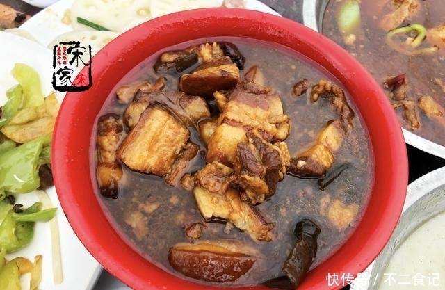 农村|农村330元一桌的宴席，鸡鸭鱼肉都有，利润在哪？