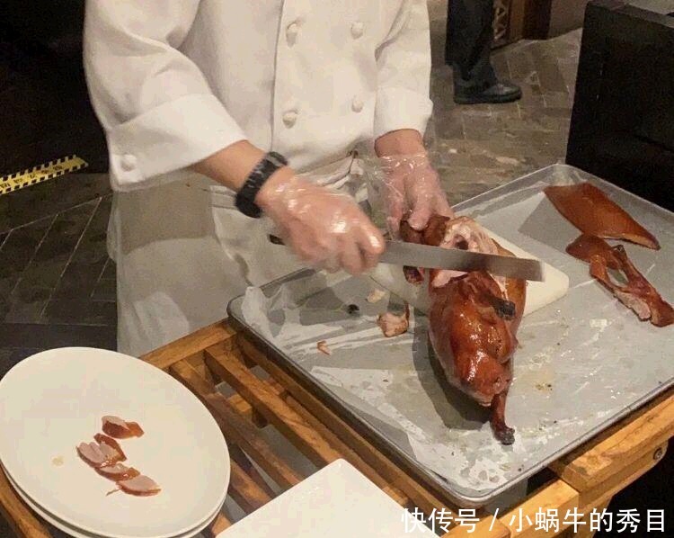 鸭架|去饭店吃烤鸭,服务员问:鸭架炖汤还是炸?回答这两个字才是行家