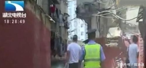  情侣|床下有人……情侣房中遭遇惊魂一刻，居然从床下抓出一“君子”