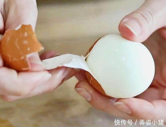 营养|煮鸡蛋,别只会用清水,加点它,蛋壳一碰就掉,吃起来嫩又营养高