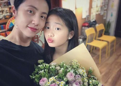 孕妇|“孕妇要尊老爱幼”孕妇被7岁男孩“逼着”让座，乘客真没教养